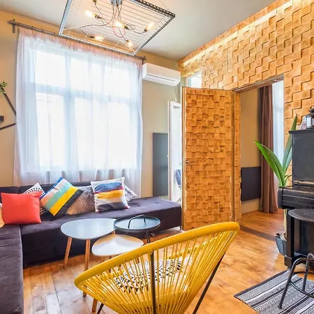 Wooden Castle - Top Center Apartment